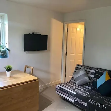 Small Modern Comfortable 2 Bedroom Apartment - Cmyr
